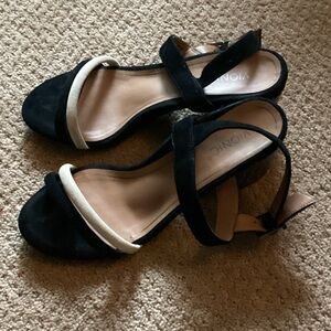 Vionic Elegant Black and Cream Sandals